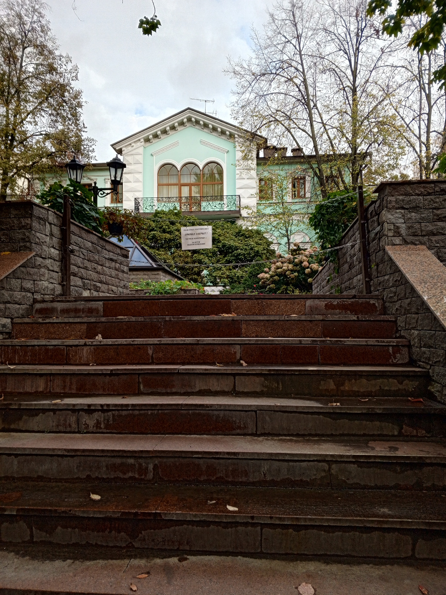 Бывший особняк Морозовых в верхней части сада, вход в которую, к сожалению, закрыт. Фото автора 