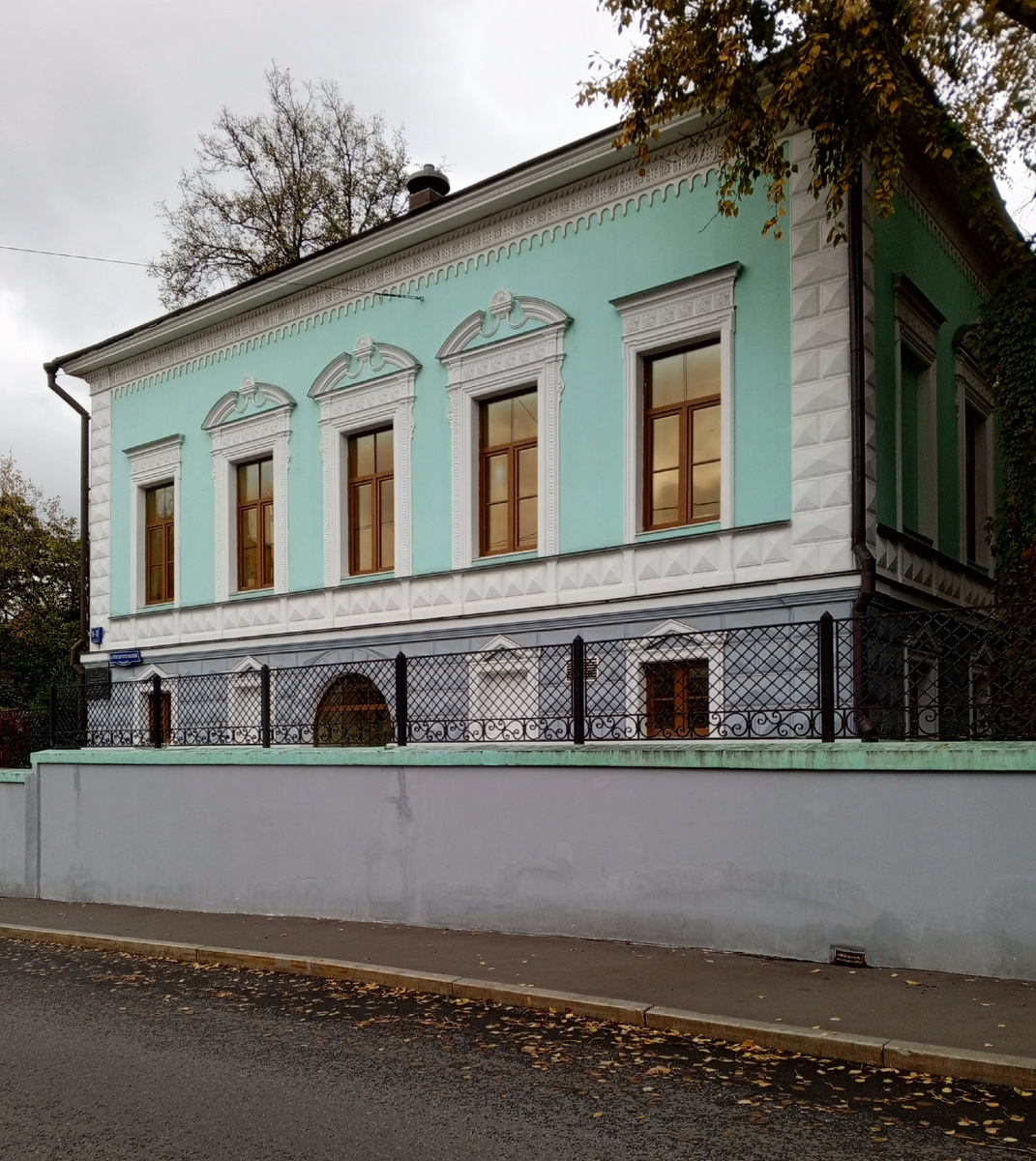 Вид со стороны Большого Трехсвятительского переулка. Фото автора