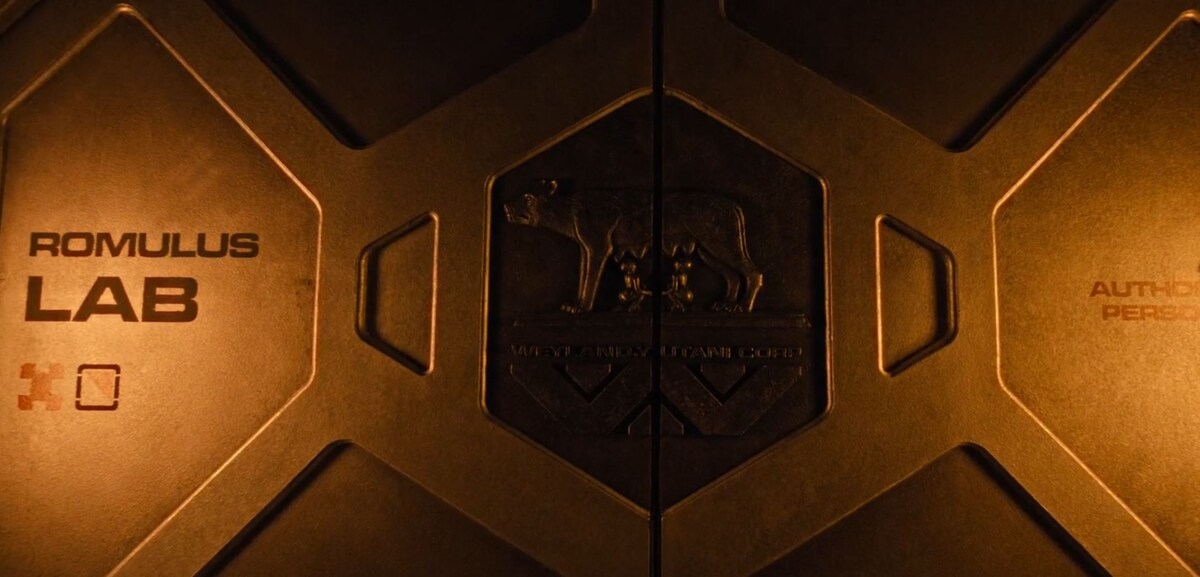 Изображение Капитолийской волчицы с младенцами Ромулом и Ремом на дверях секретной лаборатории внутри космической станции. Кадр из фильма Alien: Romulus (2024).