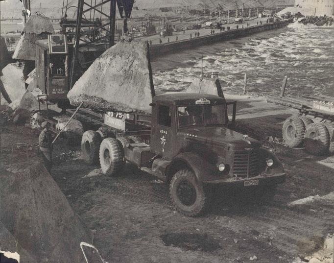 Погрузка тетраэдра на самосвал в период перекрытия Волги. Фото из собрания  Тольяттинского краеведческого музея