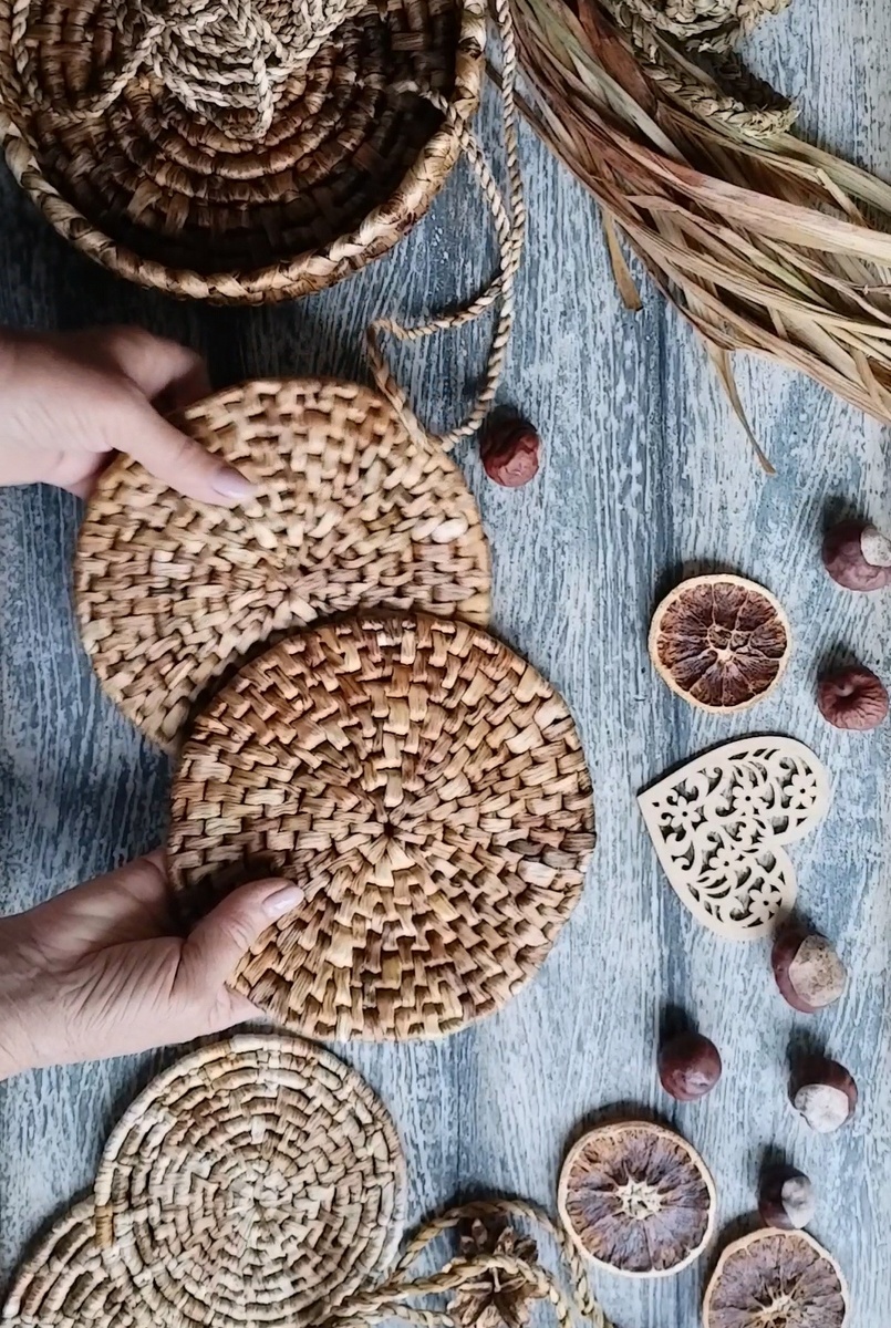 Плетение из листьев ириса. Подставки под горячее. 