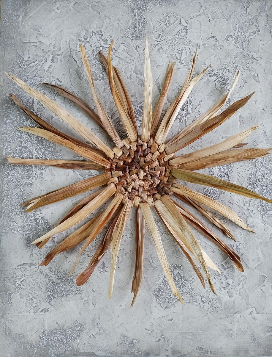 Донышко для вазы. Плетение из листьев ириса