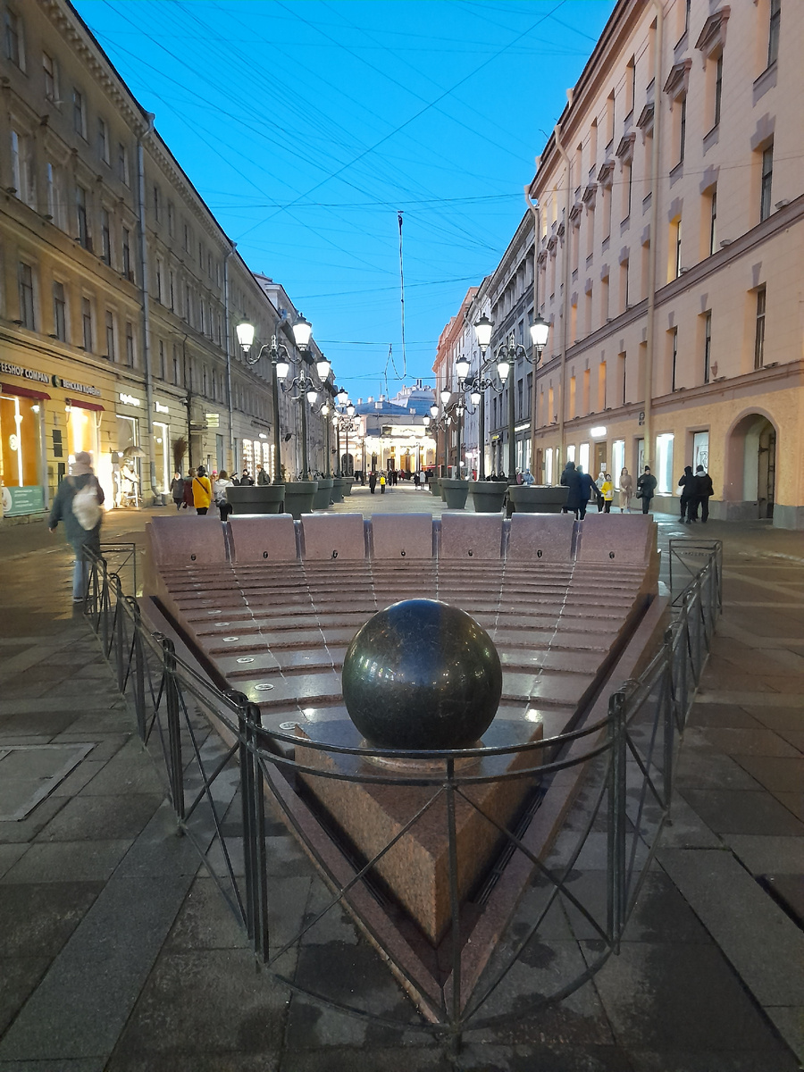 Фонтан "Вращающийся шар". Фото автора. 