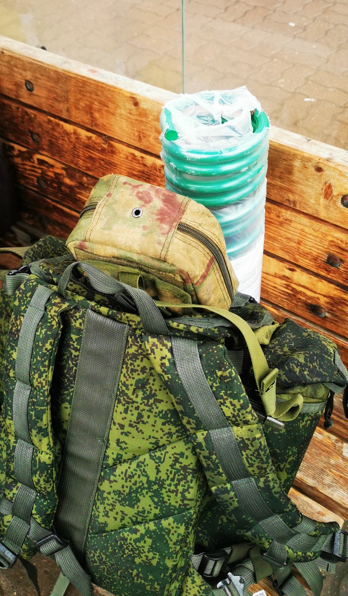 Неожиданно выпал джекпот, в виде пружин от Технорессор,
хватаю рюкзак, пружину подмышку,
только б в автобус пустили парнишку.
Стяжки, домкраты, монтажка, ура,
но вдруг упала с неба звезда…