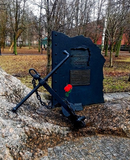 Памятник морякам героям Цусимского сражения на Зимней пристани /фото из личного архива, 2017/