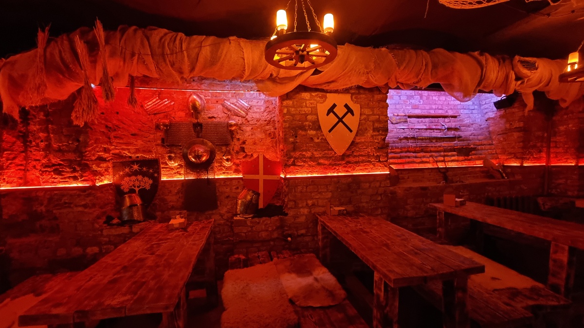 "Под ведьмачьим мечом", интерьер без цветокора