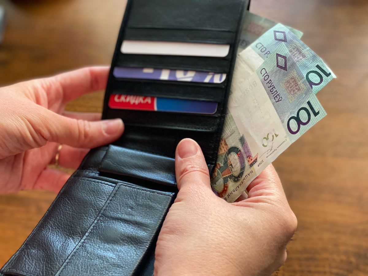 100 белорусских рублей – около 3000 российских. На эти деньги, например, можно хорошо закупиться в магазине. 