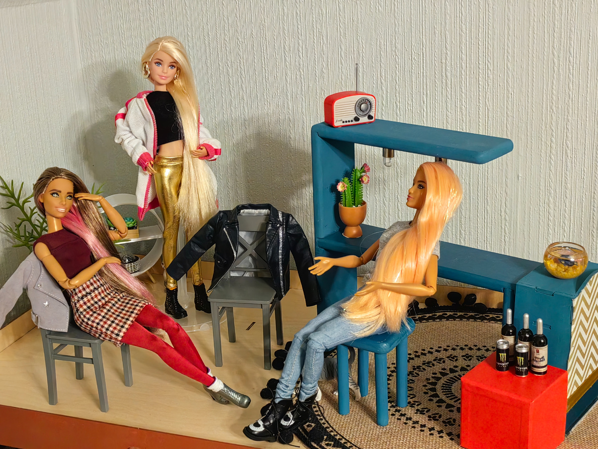 Это только часть компании, остальные тусят внутри дома