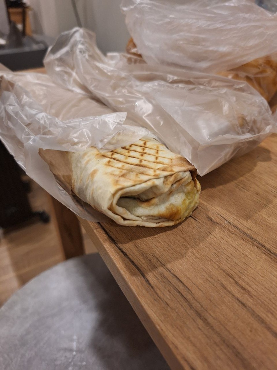 На рекламе, правда шаверма должна быть в сырном лаваше. Но так тоже неплохо получилось. 