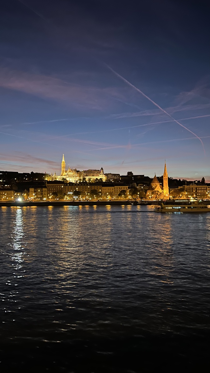 Вечерняя Буда со стороны Пешта