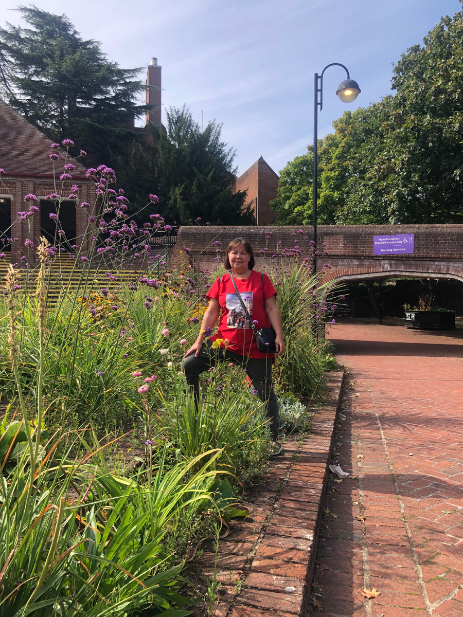 Это я около администрации Аксбриджа