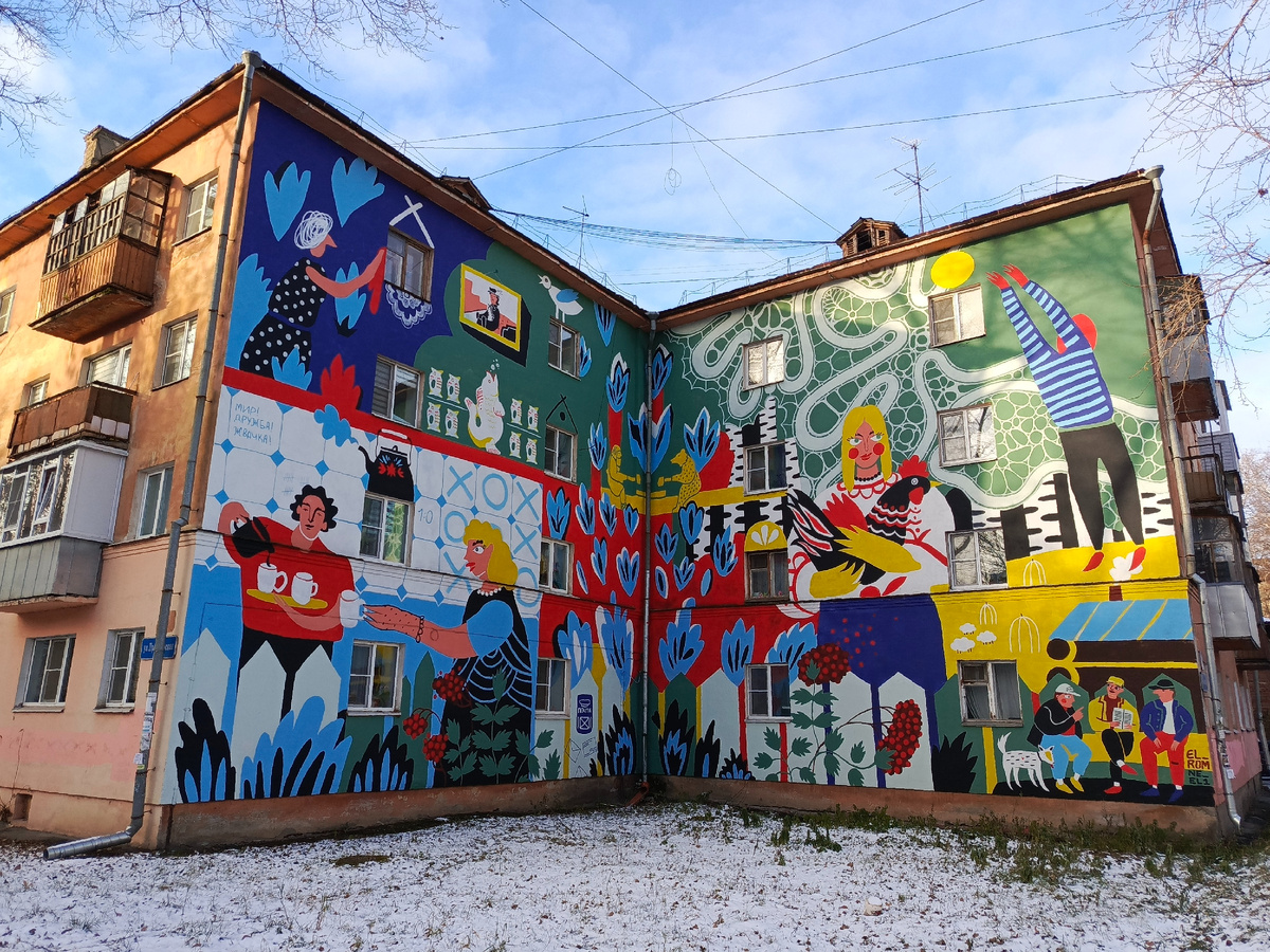 В Вологде часто встречаются подобные рисунки на домах. Рассматривать их очень интересно: можно найти много деталей, которые сразу не бросаются в глаза