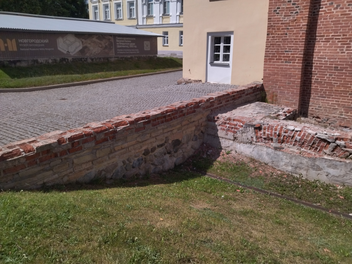 Старинный фундамент Грановитой (Владычной) Палаты. Фото автора (Листаем галерею, чтобы увидеть остальные фото)