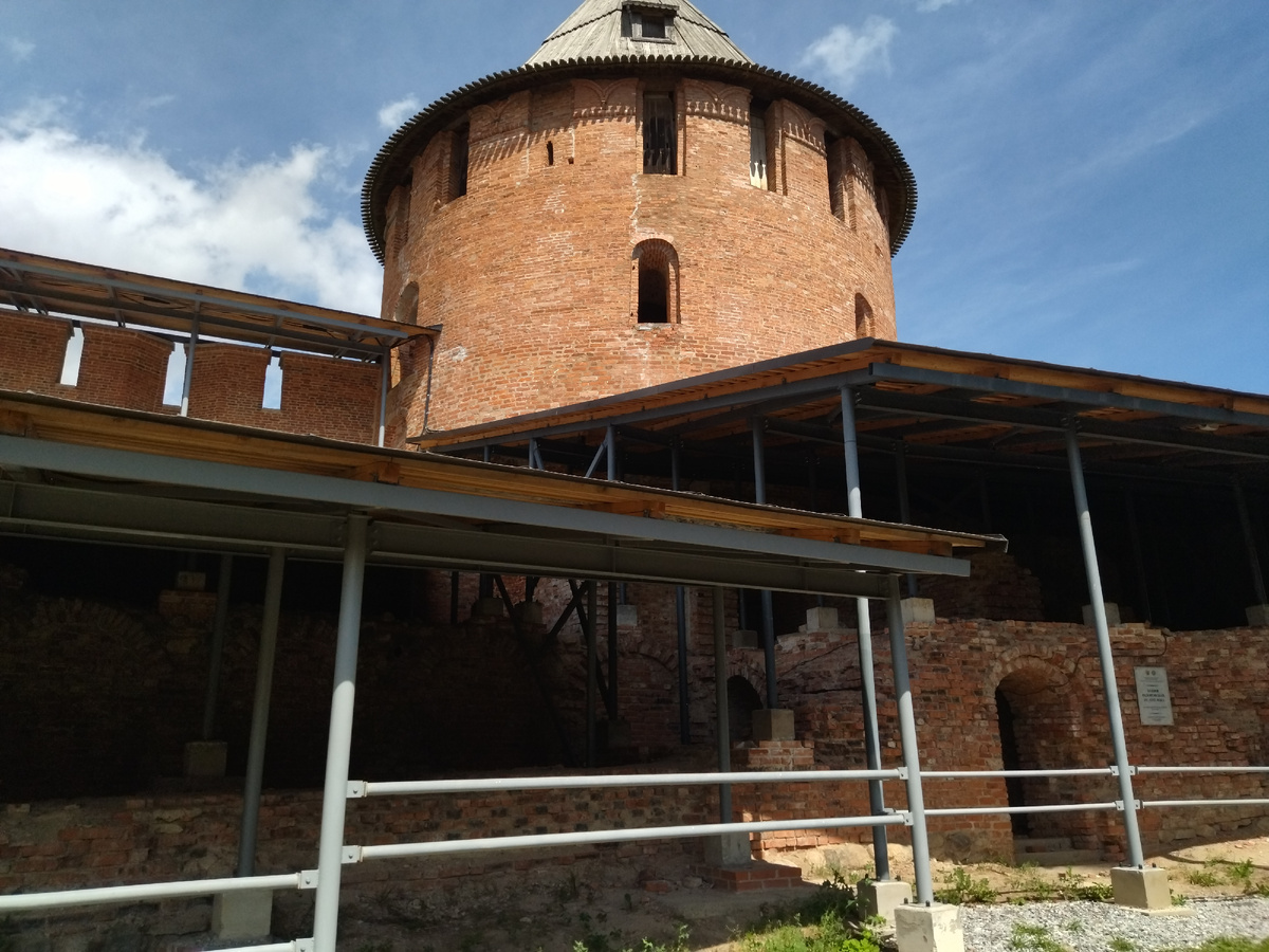 Руины архиепископского дворца. Фото автора.