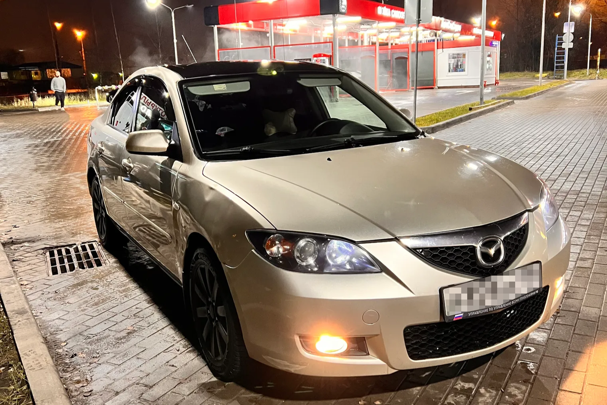 1. Mazda 3 Bk(рестайлинг 2006-2009г.) - японское авто, оснащённое двигателем объёмом 1.6 на 105л.с. КПП механика, есть и автомат, привод передний. Машина для студента довольно хороша по бюджету и внешнему виду авто. Из плюсов: надёжность, дешёвые запчасти, малый расход топлива и масла, очень хорошая управляемость, надёжность. Из минусов: не очень комфортная, зубодробительная подвеска, отвратительный металл кузова.