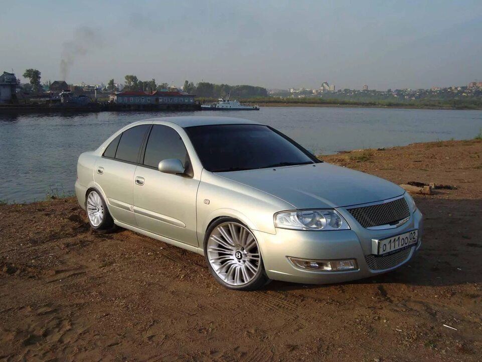 2. Nissan Almera Classik(2006-2013г.) - корейское авто, оснащённый двигателем объёмом 1.6 на 107л.с. КПП механика, есть и автомат, привод передний. Машина также очень хороша для студента и не требует лишних влажений. Из плюсов данного авто: живучий двигатель, коробка, подвеска, неприхотливая, дешёвые запчасти и недорогое обслуживание, небольшой расход масла и топлива. Из минусов: жёсткая подвеска, электрика.
