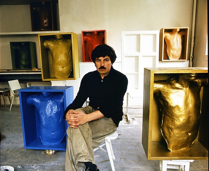 Игорь Макаревич в мастерской. 