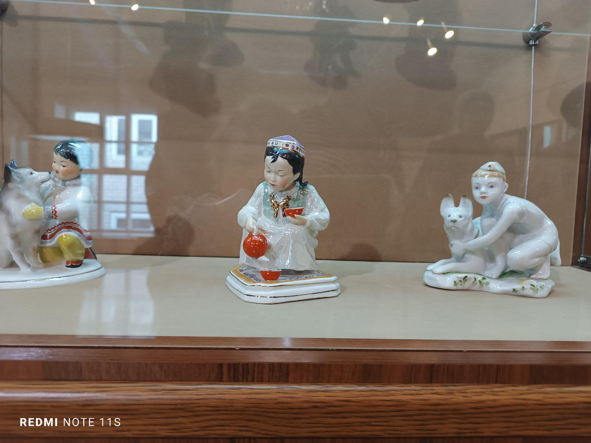 Такая фигурка, как в центре была у моей бабушки 