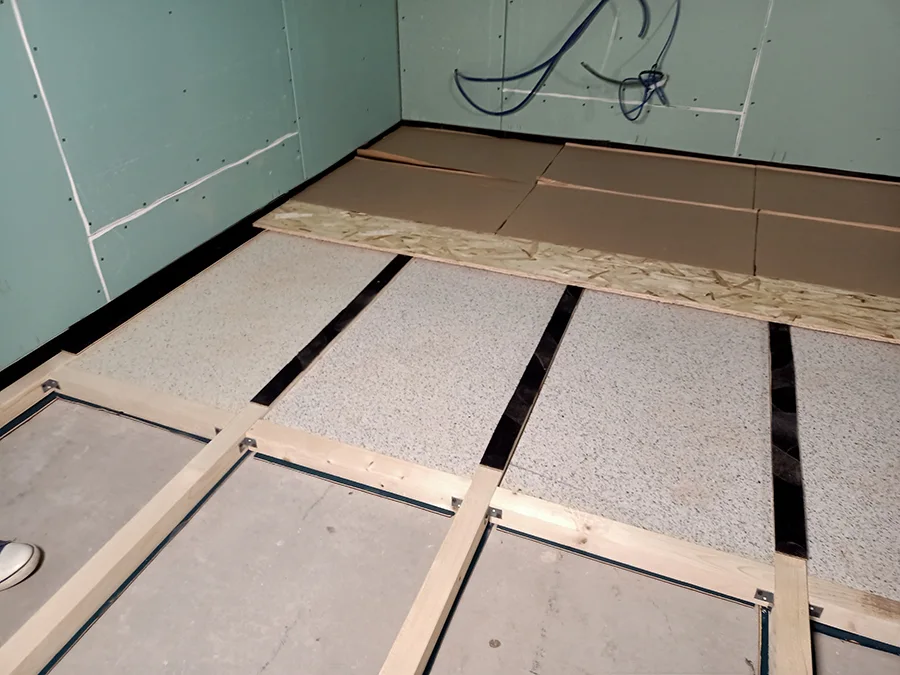 Шумоизоляция на деревянный пол. Шумоизоляция пола по лагам. Звукоизоляционные подкладки под лаги пола. Шумоизоляция пола на деревянном перекрытии. Виброопоры для пола на лагах.