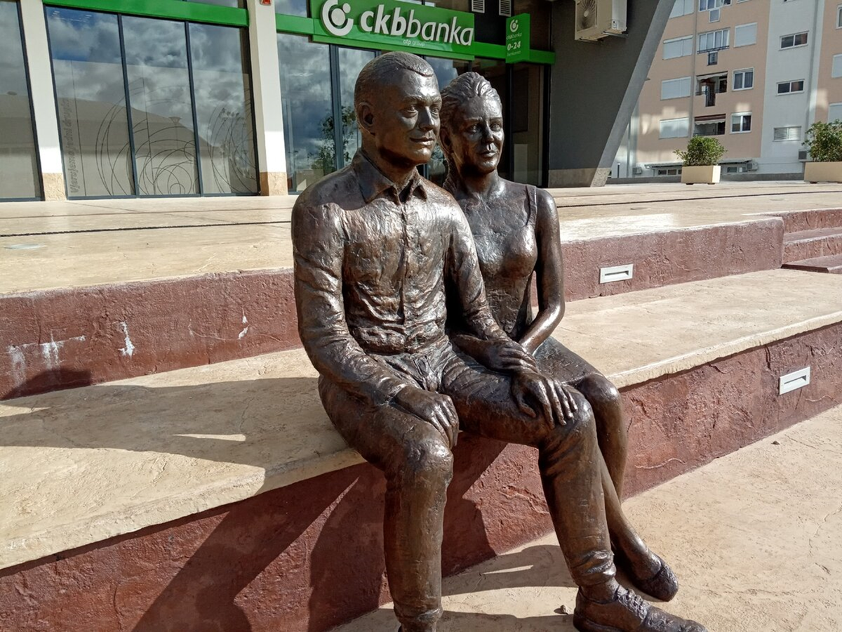 Бар, статуи около домов Сохо