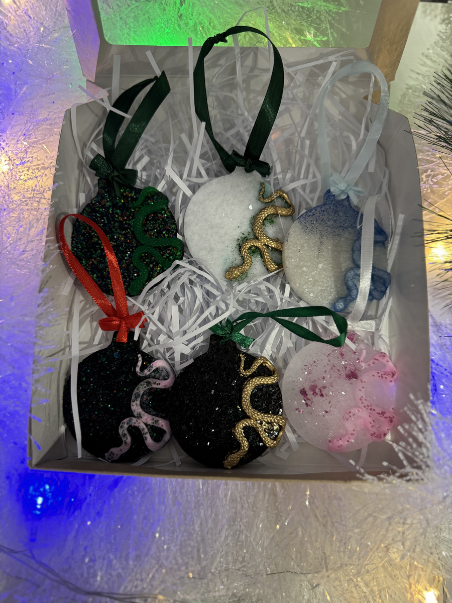 Подарочный бокс с новогодними игрушками из эпоксидной смолы: символ 2025 года — змея