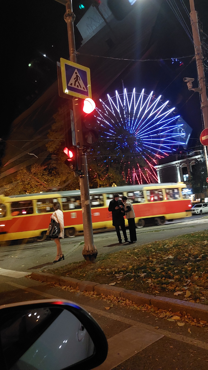 Люблю это фото вечернего Краснодара, жаль, не успела снять — парень с девушкой потом начали танцевать танго прям на фоне колеса обозрения, красиво 🥰