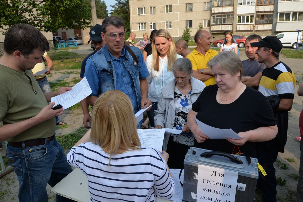 Очные собрания при большом количестве участников, на мой взгляд, точно не нужны. Проще перейти в электронный формат. А если членов коллектива мало, то лучше общаться и решать что-то вживую. Источник изображения: орджоникидзевский.екатеринбург. рф
