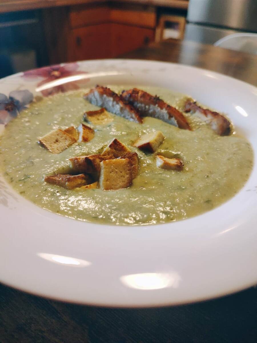 Суп с брокколи и копчёным сыром «Тофу»