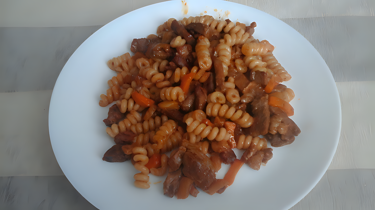 Свинина с соевым соусом и макаронами