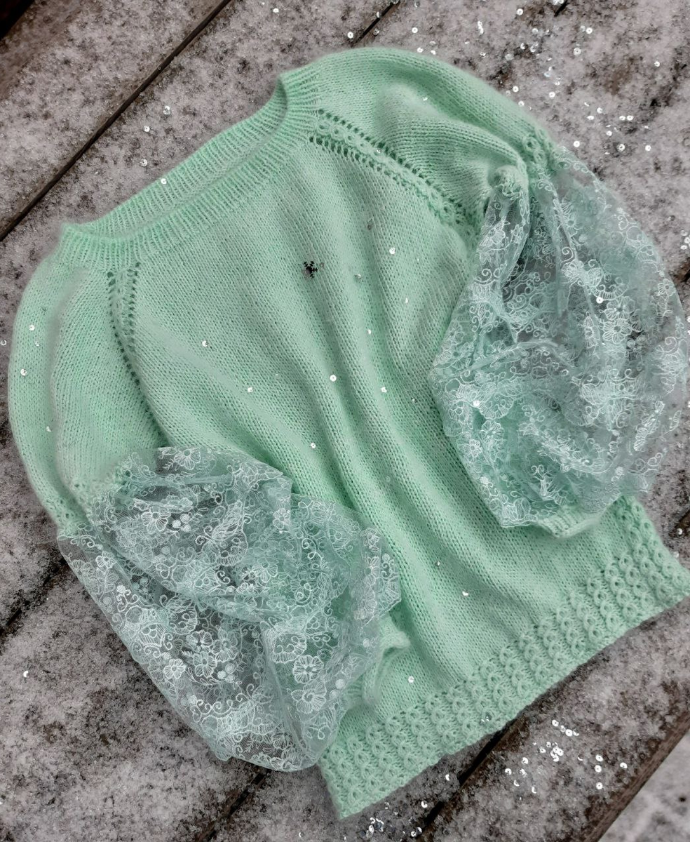 Джемпер спицами с  рукавами из кружева