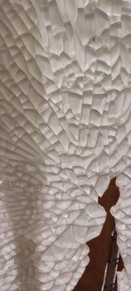 Тут через дырку видна гибкая подводка, которой подключена вода.