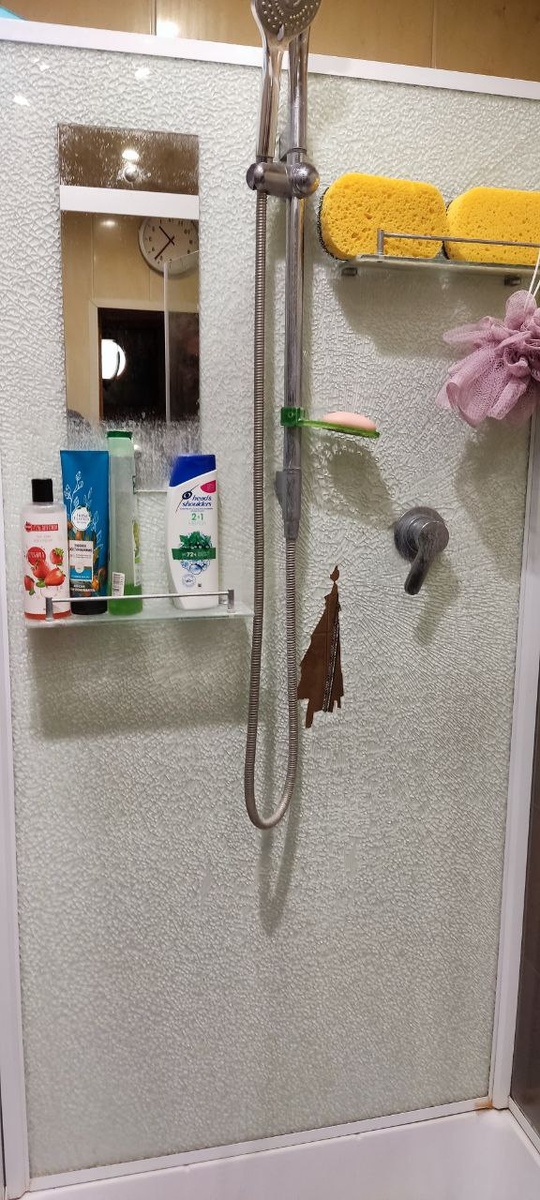 Общий вид треснувшей кабинки