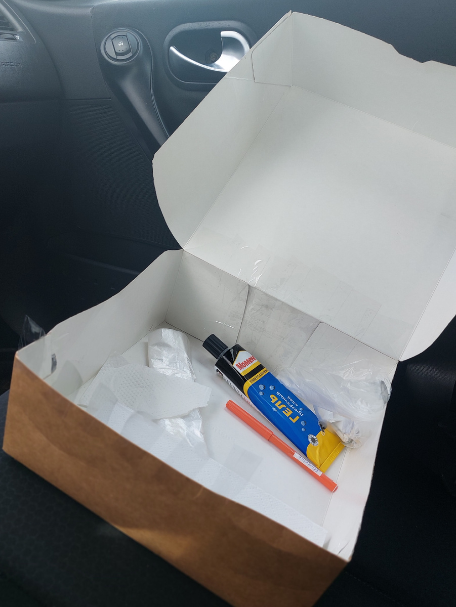 Обычная картонная коробка