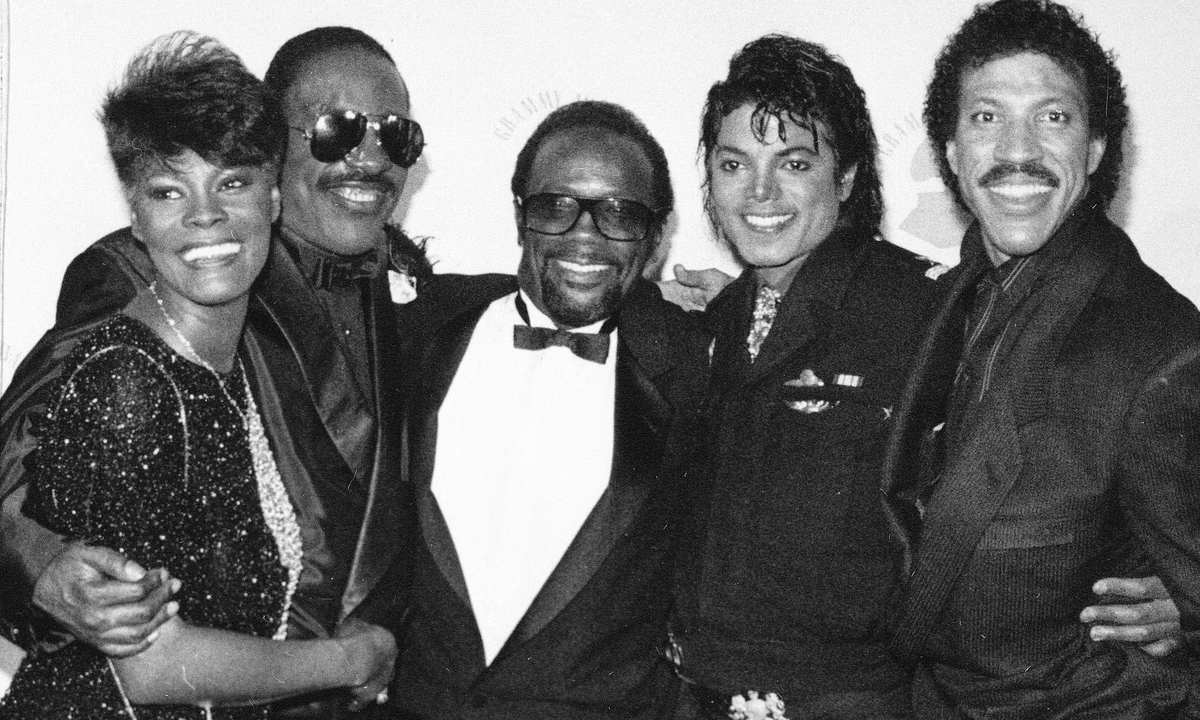 Большой вечер… слева направо: Дионн Уорвик, Стиви Уандер, Джонс, Майкл Джексон и Лайонел Ричи на церемонии вручения премии «Грэмми» 1986 года. Фотография: AP