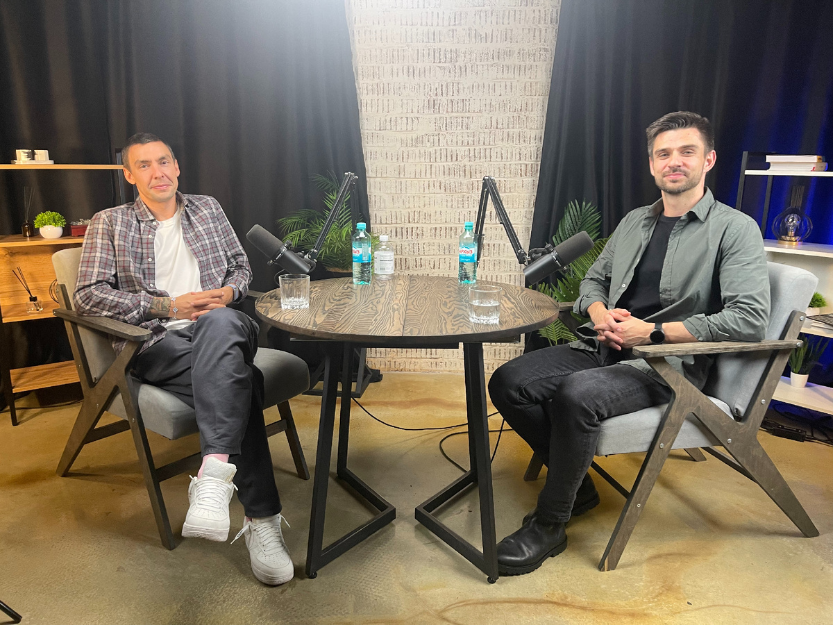 Антон Самохвалов - предприниматель, отец пятерых детей и многократный финишер Ironman. Он поделится своим вдохновляющим взглядом на жизнь и спорт, а также расскажет о философии уникального бегового клуба «Пыльные гантели».