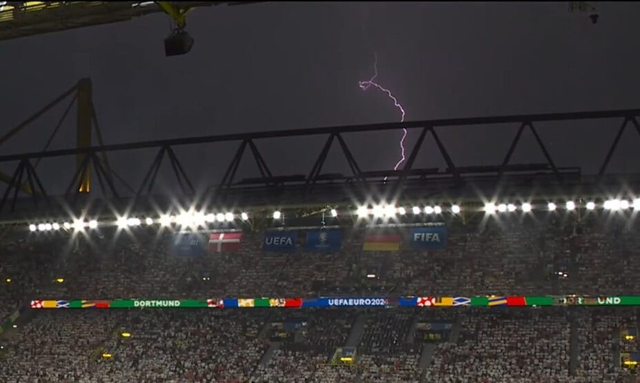   На Евро-2024 матч Германия — Дания был прерван из-за молнии, тогда никто не пострадал. Фото: Reuters