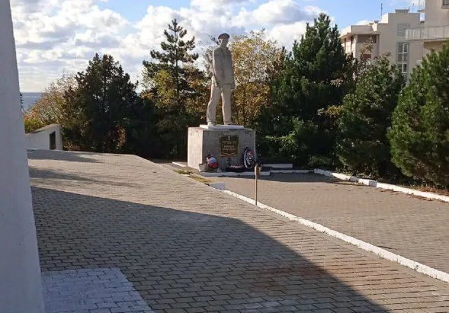 Памятник.