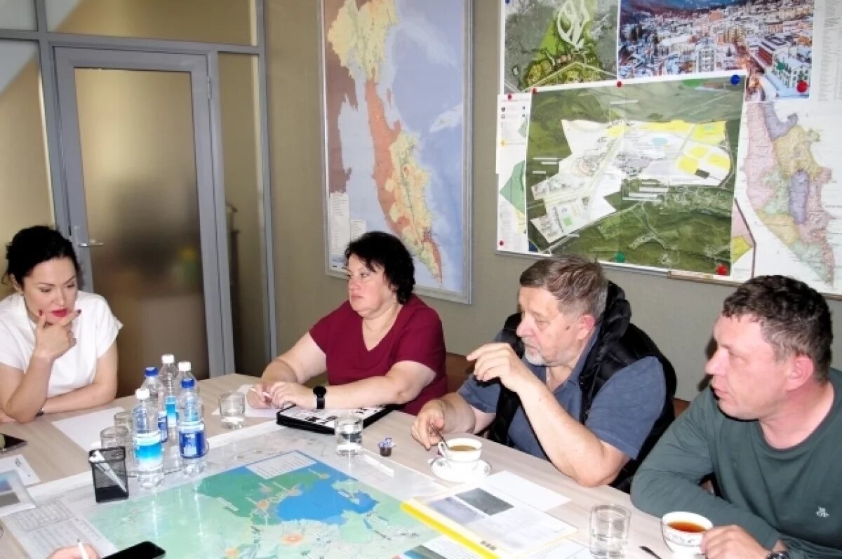    Николай Ульянов (в центре справа) на переговорах в Корпорации развития Камчатки с заместителем председателя Правительства края Юлией Морозовой, август 2023 года