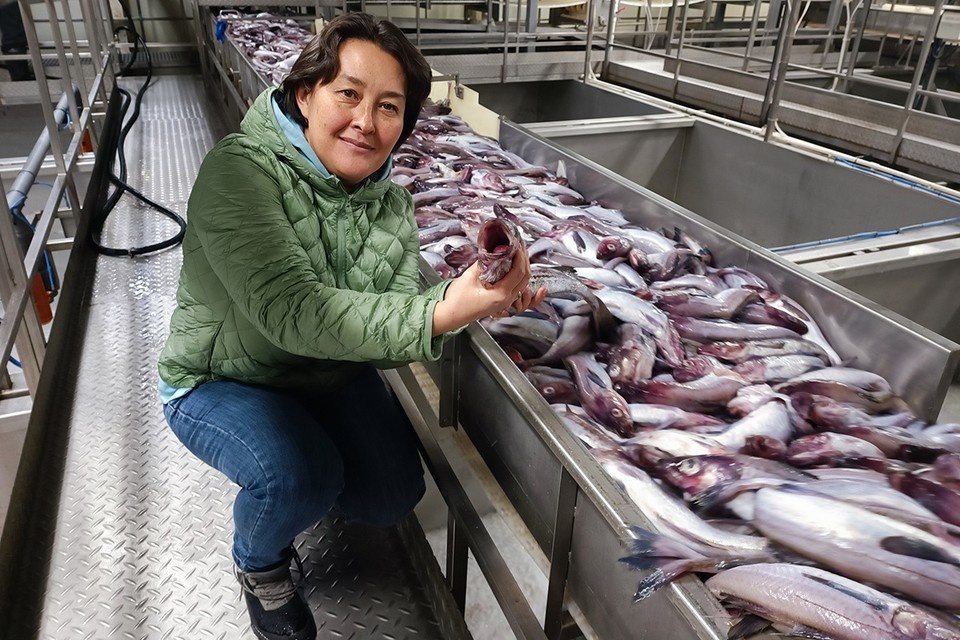    Матрос-дневальный Наталья Варсегова хвалится уловом. Наталья ВАРСЕГОВА