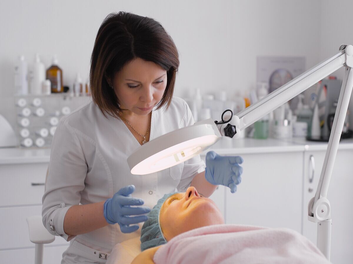    Прием в косметологическом кабинете© Fotolia / kustvideo