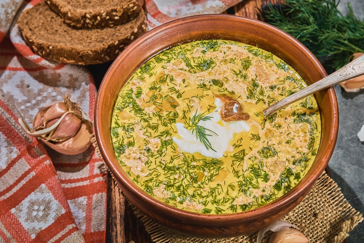 Квашеная капуста, мясокостный бульон с овощами, крупами и грибами – так выглядит один из вариантов русских щей. 
Фото: freepik