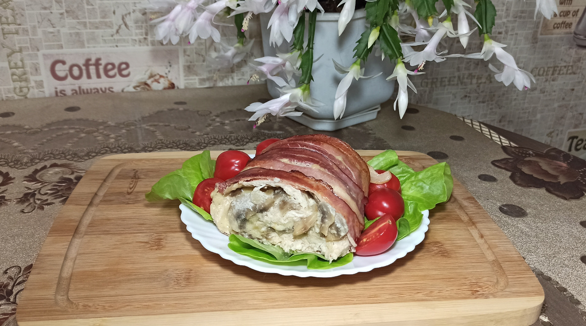 Рулет из куриной грудки с грибами шампиньонами в беконе