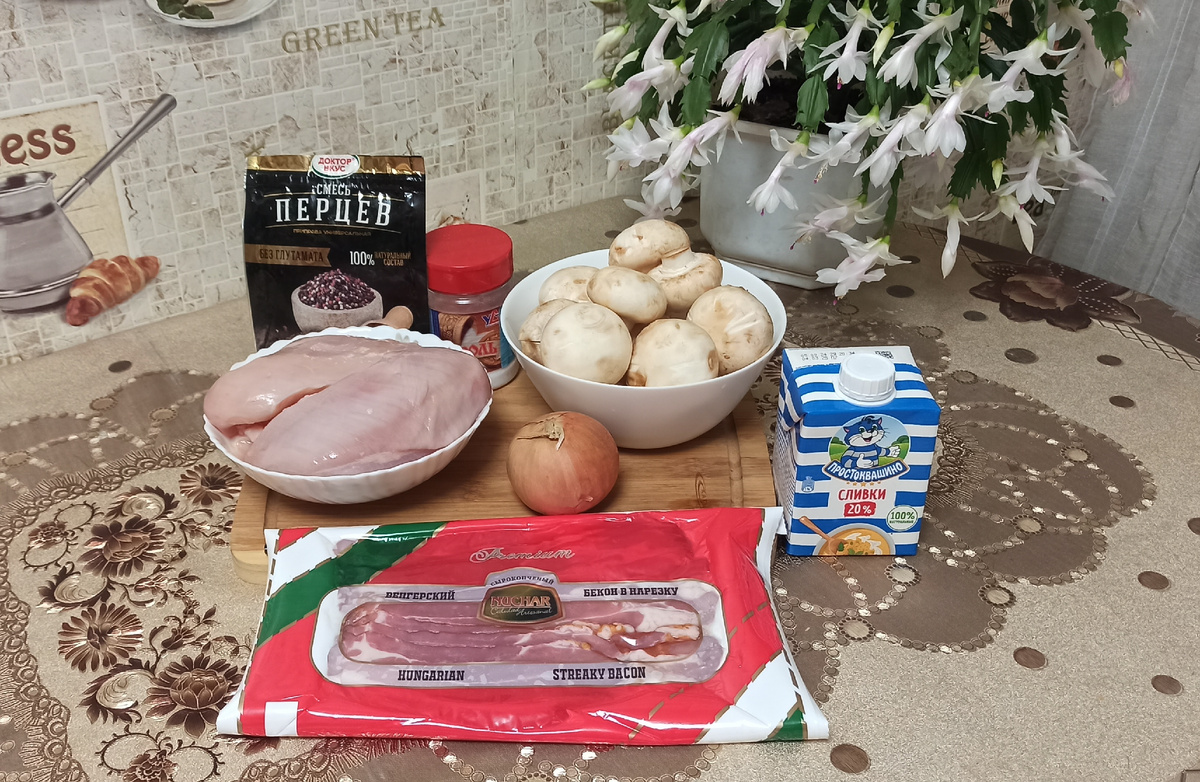 Ингредиенты для рулета из куриной грудки с грибами шампиньонами с сыром и беконом