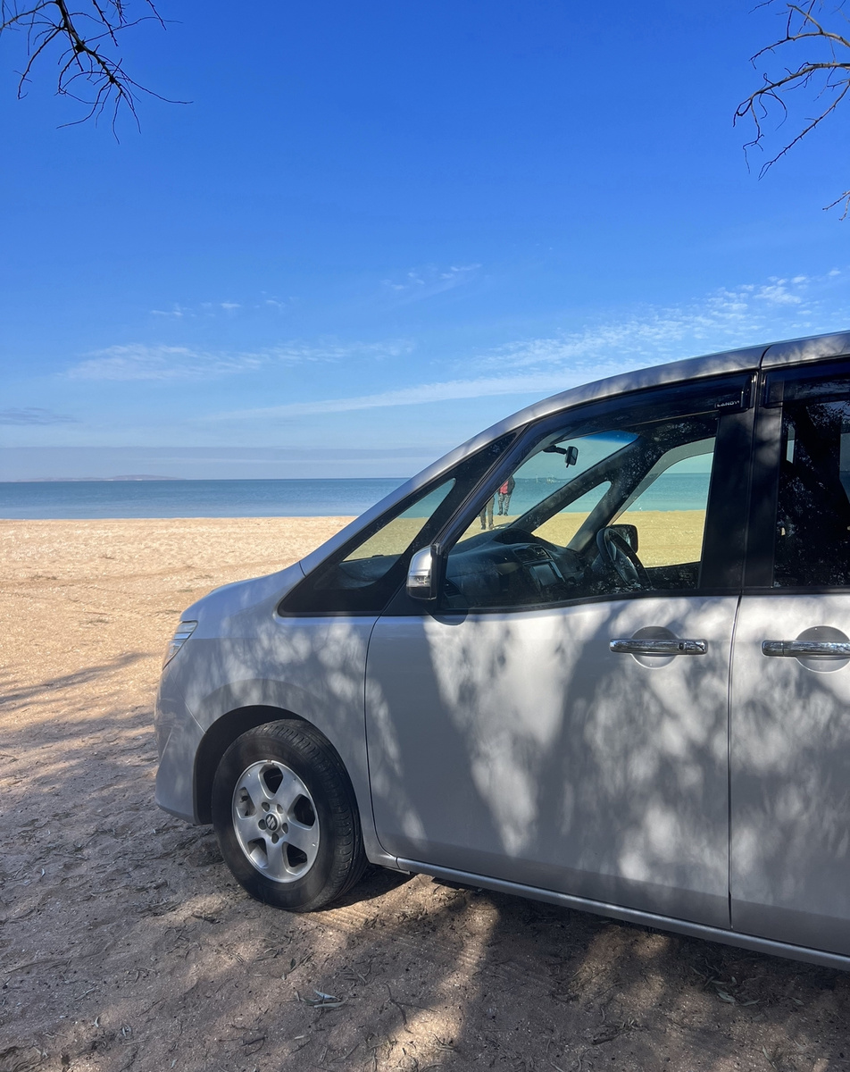 Подъехали на машине прямо к берегу моря