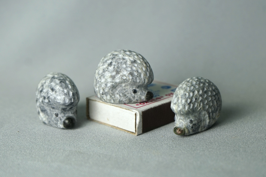 Длинна ёжика по центру - 3 см, ширина - 2,5 см.