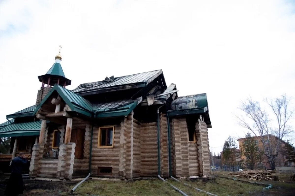    На месте пожара молебен совершил митрополит Красноярский и Ачинский Пантелеимон.