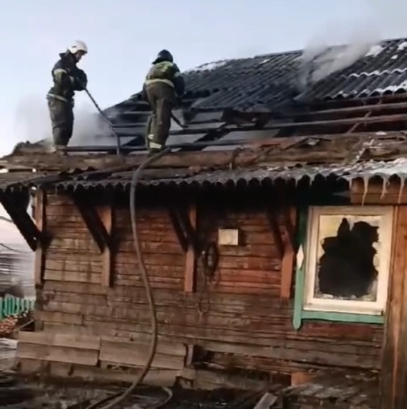 Утром, 5 ноября, в деревне Алужино в Эхирит-Булагатском районе произошло возгорание в здании администрации. По предварительным данным, причиной пожара стало короткое замыкание. Как сообщили в пресс-службе ГУ МЧС России по Иркутской области, погибших и пострадавших нет.