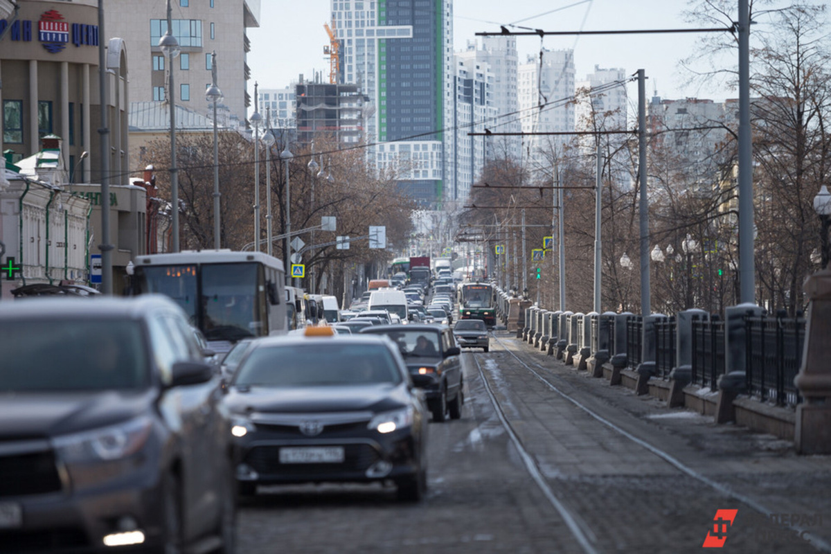 Дороги сухие, однако горожане жалуются, что проехать невозможно.  Фото: ФедералПресс / Евгений Поторочин