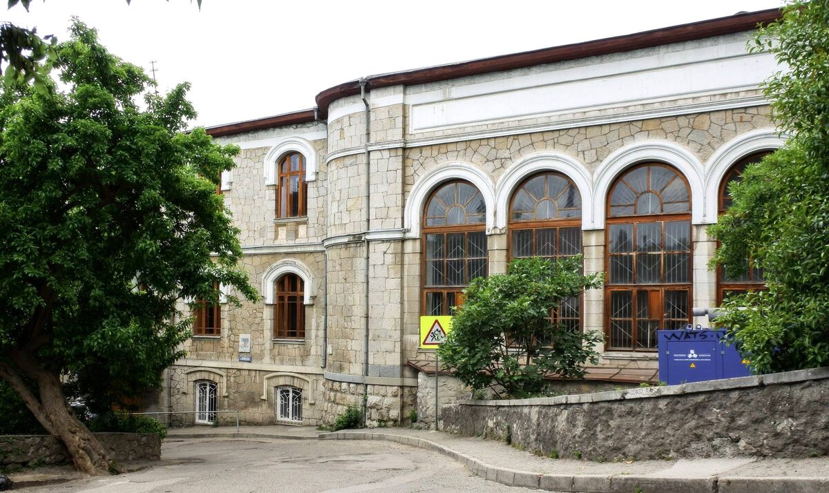 Часть здания с актовым залом. Фото Veronika Shumkova.