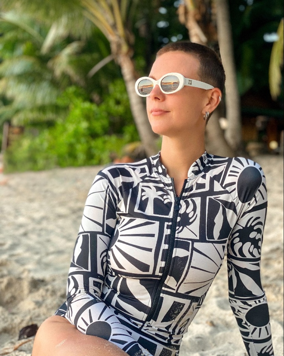 Сегодня поняла, что мои мысли стали очищаться от ненужного мусора. Я практически не думаю о том, что меня не касается. А если такое мысли и залетают, то я это отслеживаю и понимаю, что мне это не нужно.Например, не по своей воле, я недавно узнала, что Натан изменил своей жене с Лерчек😂 И сначала мои мысли такие: «О, боже, какой кошмар. А что там произошло?». А потом я как бы со стороны смотрю и думаю: а почему это вообще меня должно волновать? Я понятия не имею, кто такой Натан, я не подписана на Лерчек и мне, в целом, срать на этих людей. Так почему я о них думаю? И всё, колесо перестало раскручиваться😀Ещё я заметила, что я перестала проигрывать в своей голове какие-то сценарии из будущего, которые, вероятнее всего, никогда не произойдут. Ну знаете такие мысли, когда ты представляешь какую-то ситуацию и раскручиваешь разные варианты событий и там уже целый сериал в голове.А вот сны стали ярче и эмоциональнее. Очень реалистичные. Мне не совсем это нравится, если честно😂 Очень переживаю во сне.